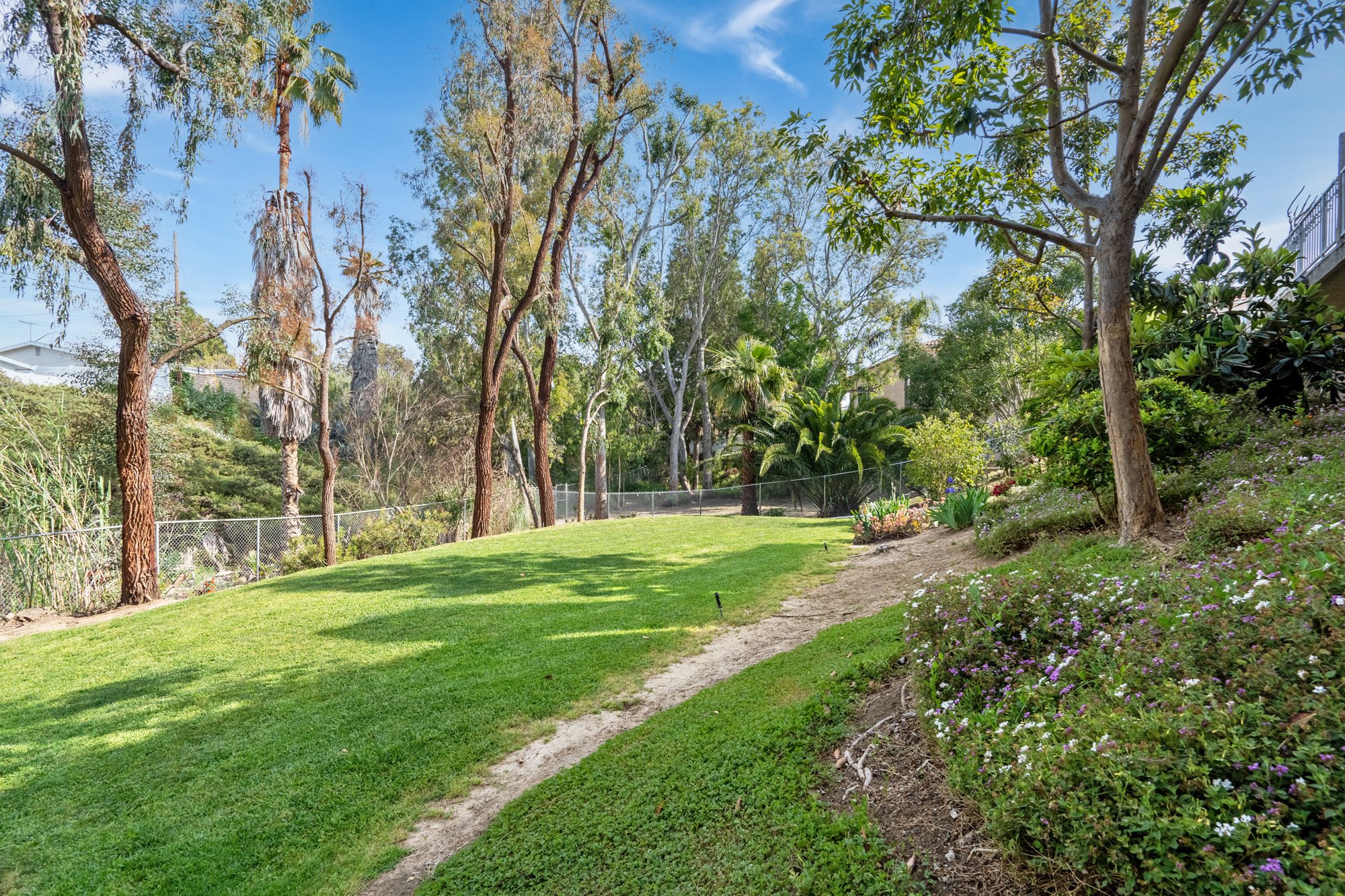 Canyon Crest Townhomes Apartments in Costa Mesa, CA